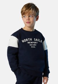 Dunkelblaues Sweatshirt mit weißen Akzenten an den Ärmeln, versehen mit dem Aufdruck "NORTH SAILS NEWPORT EST. 1957 U.S.A." in Weiß auf der Brust.