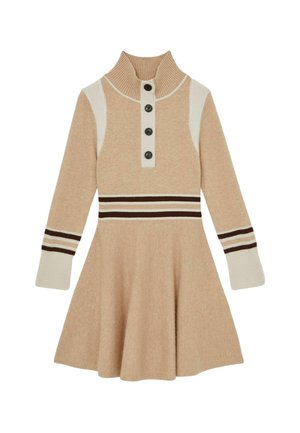 Bežinė megzta suknelė su aukštu apykakle, trimis juodais mygtukais, baltais pečių akcentais ir rudomis horizontaliomis juostelėmis liemens ir rankovių srityse.