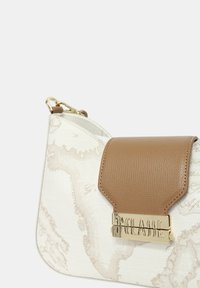 Borsa bianca con superficie testurizzata, dotata di un cappuccio in pelle marrone e una chiusura dorata. Sottile decorazione a forma di mappa arricchisce il design.