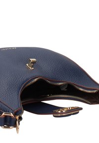 Borsa in pelle texturizzata blu navy con chiusura a zip e dettagli in oro. L'interno è spazioso con una fodera liscia e una zip visibile.