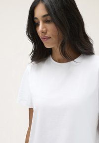 Motivi CON COLLETTO ANIMALIER STACCABILE - T-shirt basic - bianco