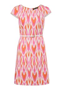 Kurzärmliges Kleid mit einem pinken, orangefarbenen und weißen Ikat-Muster. Es hat eine taillierte Taille mit einem weißen Gürtel und einen runden Ausschnitt.