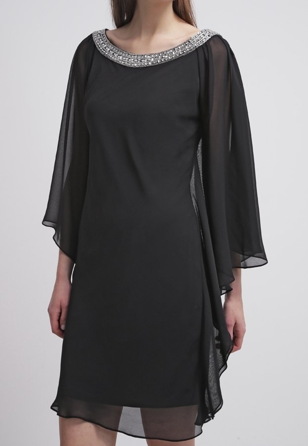 Robe en chiffon noir avec manches cloche, encolure argentée ornée, design fluide, et longueur au-dessus du genou. Sans motifs ni détails métalliques.