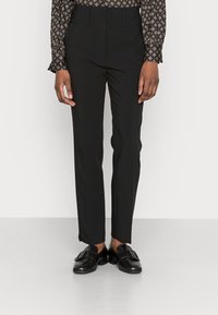 Svart skräddarsydda byxor visade, med en smal passform, slätt tyg, klassisk midja med bälteshällor och inga synliga mönster.