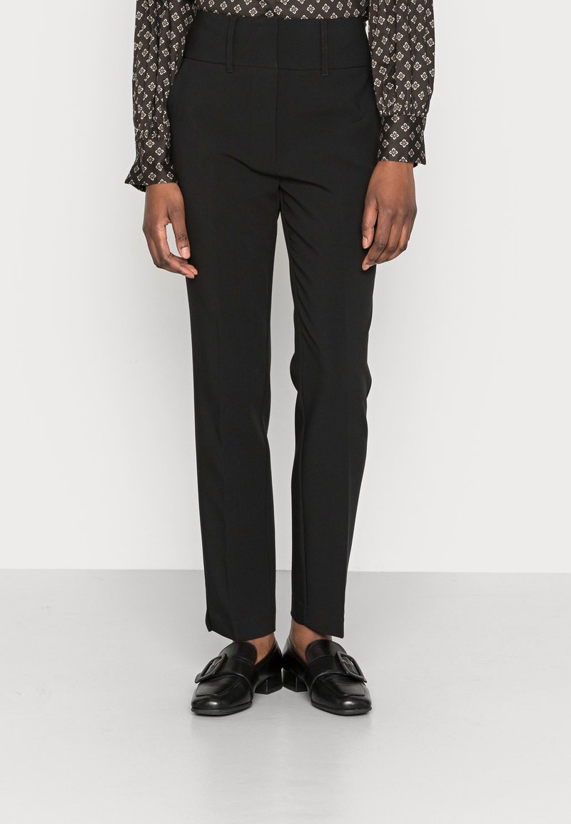 Svart skräddarsydda byxor visade, med en smal passform, slätt tyg, klassisk midja med bälteshällor och inga synliga mönster.