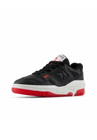 Baskets en cuir noir avec une épaisse semelle intermédiaire blanche et une semelle extérieure rouge. Comprend des lacets noirs et un détail de logo sur le côté.