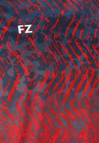 Blå och röd vågmönstrad tyg med glänsande yta, prydd med en vit "FZ"-logotyp som skapar en dynamisk visuell kontrast.