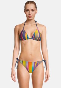 Ensemble de bikini avec un motif rayé multicolore, haut triangulaire avec liens, et liens latéraux réglables sur le bas du bikini.