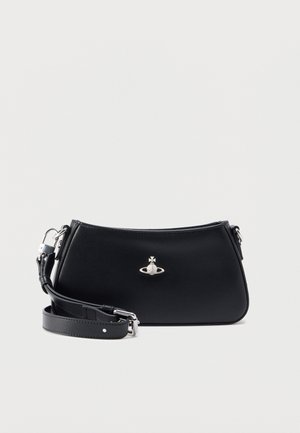 Crna kožna torba za rame s zakrivljenim oblikom, srebrnom opremom i amblemom s dizajnom planeta. Uključuje podesivu naramenicu.