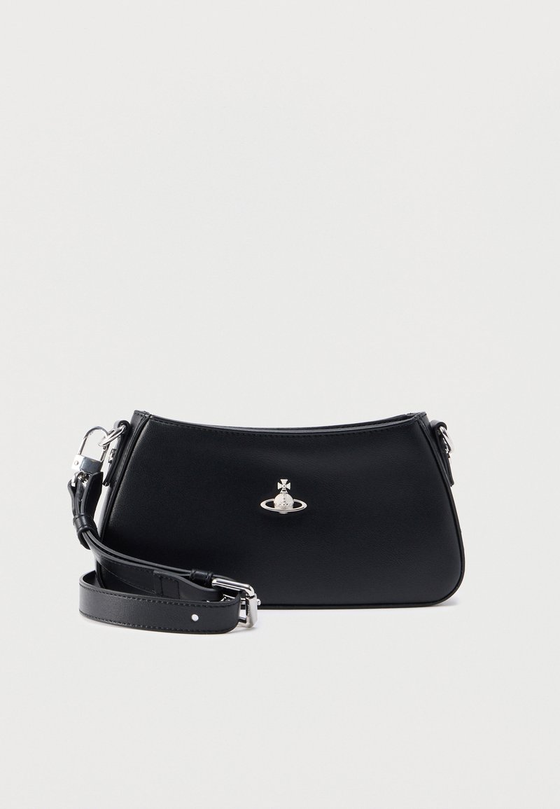 Sac à main en cuir noir de forme incurvée, avec des ferrures argentées et un emblème représentant un motif planétaire. Comprend une sangle réglable.