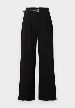 Μαύροι παντελόνες με φαρδιά γραμμή και ψηλή μέση, με πιέτες μπροστά και λεπτή μαύρη ζώνη με χρυσή κυκλική αγκράφα.