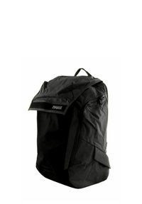 Mochila negra con una superficie texturizada, solapa plegable, cremallera lateral y asa superior. Presenta el logo de Thule y un diseño aerodinámico.