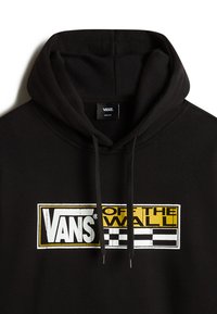 Zwarte hoodie met een voor logo-print waarop "VANS" in wit en goud staat, rechthoekig ontwerp, verstelbare koordjes en zachte textuur.