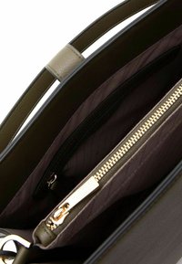 Olivengrüne Ledertasche mit einem goldenen Reißverschluss und gefüttertem Innenfutter. Verfügt über einen einzelnen oberen Griff und eine Innenzippertasche.