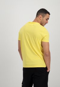 Alpha Industries T-shirt con stampa - yellow
