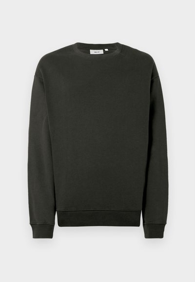 Ciemnozielona bluza wykonana z miękkiej mieszanki bawełny, z okrągłym dekoltem, ściągaczami przy mankietach i luźnym fasonem. Brak widocznych wzorów lub grafik.