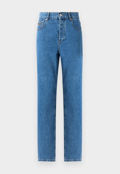 Denim džinsi vidēji zilā krāsā ar taisnu piegriezumu, piecām kabatām, pogu rāvējslēdzēju un vieglu izbalējušu audumu, nodrošinot smalku tekstūras variāciju.