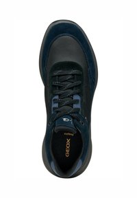 Sneaker in suede blu scuro e pelle nera con punta arrotondata, tomaia testurizzata, lacci neri e soletta con marchio, dotata di suola solida.