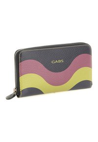 Portafoglio zip in pelle nera con strisce ondulate gialle e rosa e logo "GABS" in lettere dorate sulla parte anteriore.