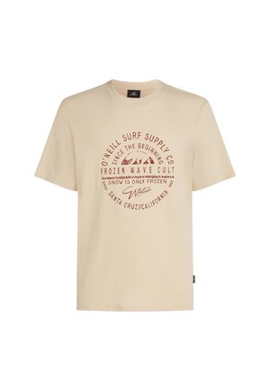Beige katoenen T-shirt met korte mouwen; heeft een rode cirkelvormige grafiek en tekstontwerp, inclusief 'O'Neill Surf Supply Co' en 'Frozen Wave Cult'.