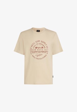 Beige bomulds T-shirt med korte ærmer; har et rødt cirkulært grafisk design og tekst, herunder 'O'Neill Surf Supply Co' og 'Frozen Wave Cult'.