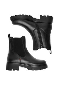 Čierne kožené členkové topánky s elastickými bočnými panelmi, zipsom, robustnou podrážkou a slučkovým ťahacím pútkom. Textúrovaný povrch s červeným akcentom.