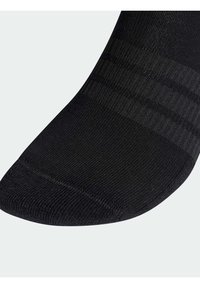 Schwarze Socke mit strukturiertem Rippenmuster, verstärkter Spitze und glatter Oberfläche. Verfügt über dezente horizontale Streifen nahe dem oberen Rand für zusätzliche Details.