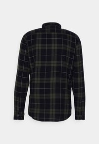 Camicia a maniche lunghe in cotone a quadri nei toni verde scuro e nero. Presenta collo, orlo dritto e bottoni sui polsini.