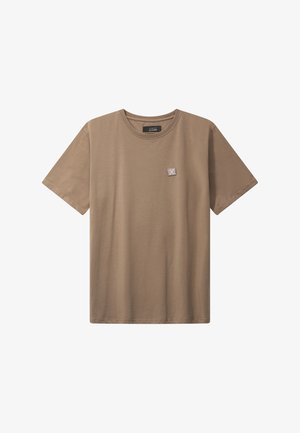 Brun kortærmet t-shirt med rund hals og et lille syet firkantet logo på venstre bryst, vist mod en hvid baggrund.