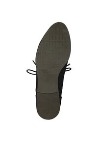 Svart mockaskor med en texturerad gummisula som har ett rutmönster. Snörena är synliga på vardera sidan av skons ovansida.