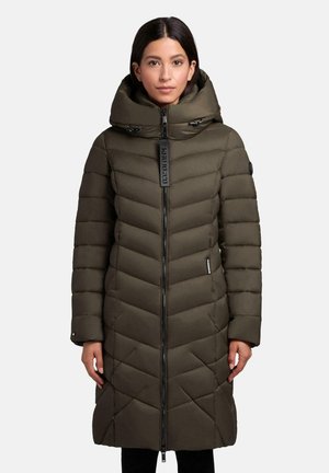 Manteau matelassé vert olive avec col haut, design à chevrons, fermeture éclair à l'avant et détail de logo. Il dispose de manches longues et d'une coupe à hauteur des genoux.