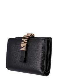 Portafoglio in pelle nera con accessori in tono dorato e un logo in rilievo. Caratterizzato da un design compatto con superficie texturizzata e più scomparti.