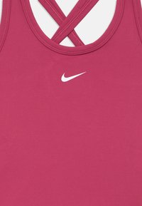 Rosa treningstopp med en glatt tekstur, med kryssede stropper på baksiden og en hvit Nike-logo foran.