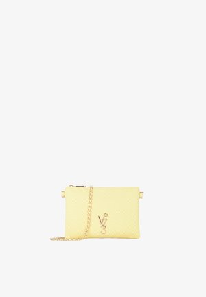 Clutch giallo texturizzato con chiusura a zip, dotato di una tracolla in catena dorata e un logo impresso sul davanti. Forma rettangolare.
