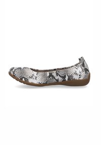 Bailarinas de estampado de serpiente en negro y blanco. Textura suave, puntera redondeada, suela flexible, con un talón bajo y acolchado para mayor comodidad.