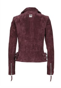 Burgundská semišová bunda s přiléhavým střihem, širokým límcem, bočními kapsami na zip a nastavitelными přezkami v pase.