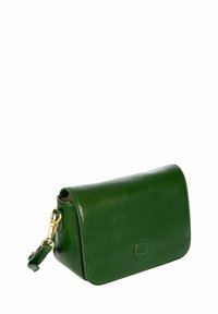 Sac bandoulière en cuir vert à texture lisse, fermeture à rabat, ferrures dorées et logo subtilement embossé sur le devant.