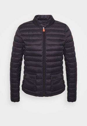 Schwarze Steppjacke mit hohem Kragen, Reißverschluss vorne, zwei Druckknopf-Taschen und gestepptem Muster zur Isolierung. Mit orangefarbenen Akzenten.