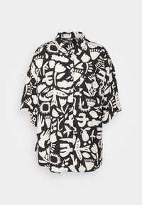 Kortärmad skjorta i svart tyg med vita abstrakta blommönster och djurmönster, knappstängning fram och en enda bröstficka.