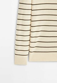 Pull crème clair avec des rayures horizontales marron foncé ; poignets et ourlet côtelés ; texture douce ; design décontracté adapté pour superposition.