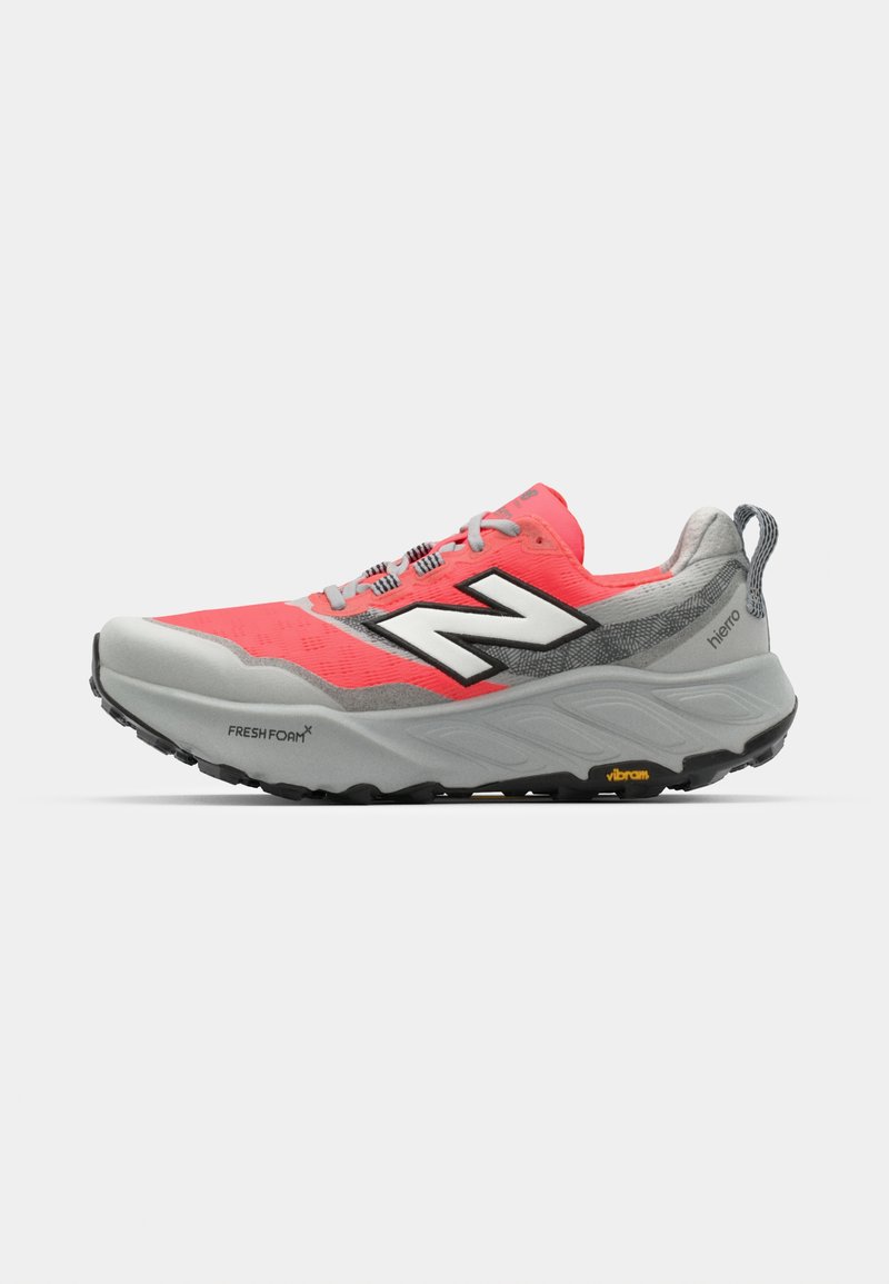 Chaussure de trail running avec une tige grise et rose, présentant un design en mesh texturé, une semelle intermédiaire en mousse épaisse et une semelle extérieure noire robuste.