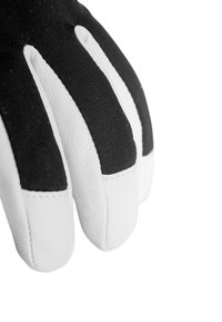 Guanti in bianco e nero realizzati in pelle e tessuto, caratterizzati da un design elegante con sezioni ben definite, che evidenziano il contrasto e i dettagli delle cuciture.