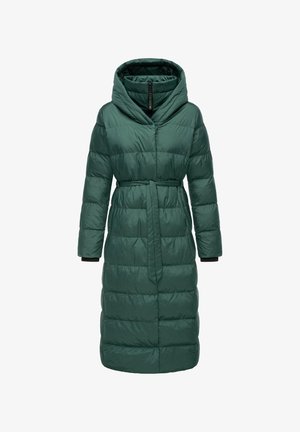 Abrigo largo acolchado verde con capucha, que presenta una cintura con cinturón, textura acolchada y puños acanalados. Material suave y brillante con un corte relajado.