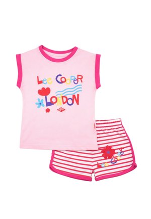 Haut rose sans manches avec texte multicolore "Lee Cooper London" et fleurs, associé à un short blanc et rouge rayé avec des détails floraux et un logo.