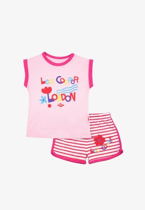 Haut rose sans manches avec texte multicolore "Lee Cooper London" et fleurs, associé à un short blanc et rouge rayé avec des détails floraux et un logo.
