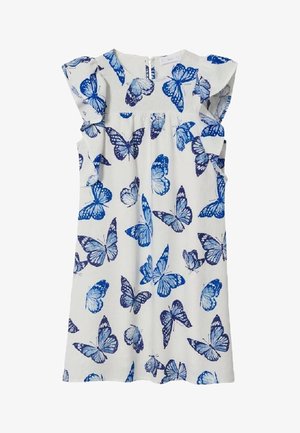 Biała sukienka z niebieskim wzorem motyli; posiada falbaniaste rękawy i okrągły dekolt; miękki materiał o lekkiej teksturze.