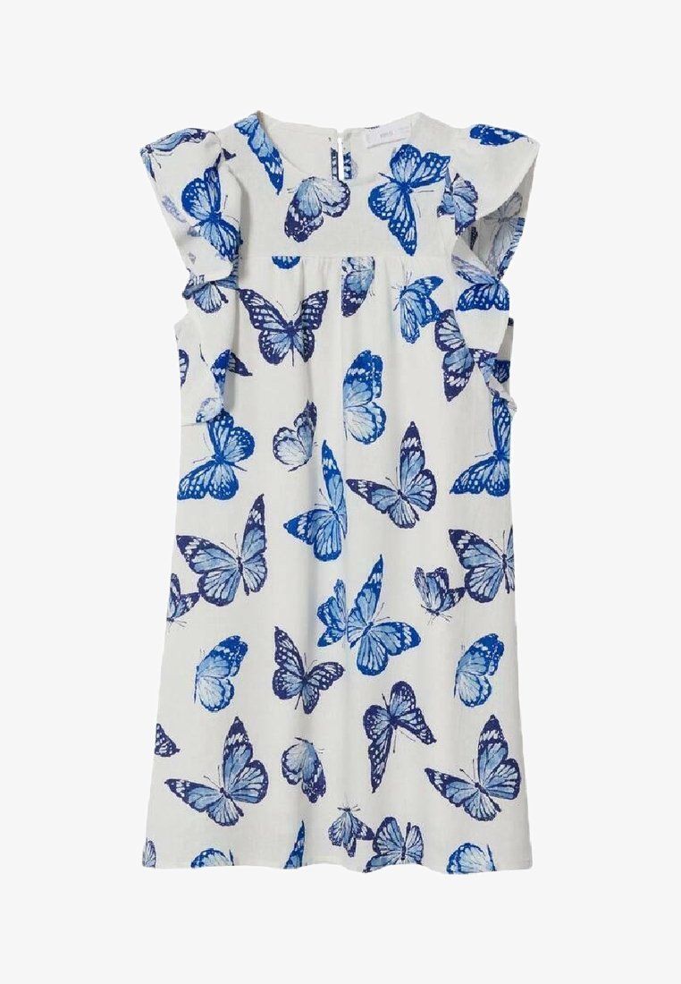 Biała sukienka z niebieskim wzorem motyli; posiada falbaniaste rękawy i okrągły dekolt; miękki materiał o lekkiej teksturze.