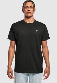 Mister Tee - GLOSSY HEART PRIDE - T-shirt - bas - black Miniatyrbild 1