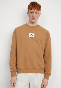 Jordan M J ESS STMT FLC CREW - Sweatshirt - legend dk brown