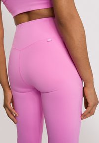 OCEANSAPART VENUS FLARED - Broek - diva pink